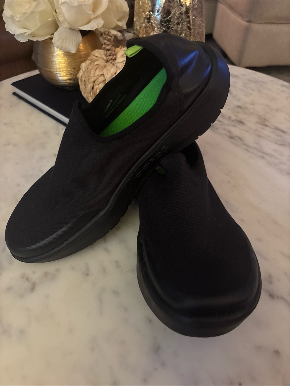 OOFOS Women's Slip-On Athletic Shoe in Black with Green Insole 12 NWOT